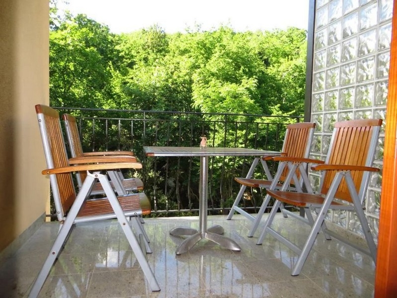 Gemütliche Loggia mit Holzmöbeln in Maisonettewohnung, Immobilien Opatija, Kroatien, A3157.