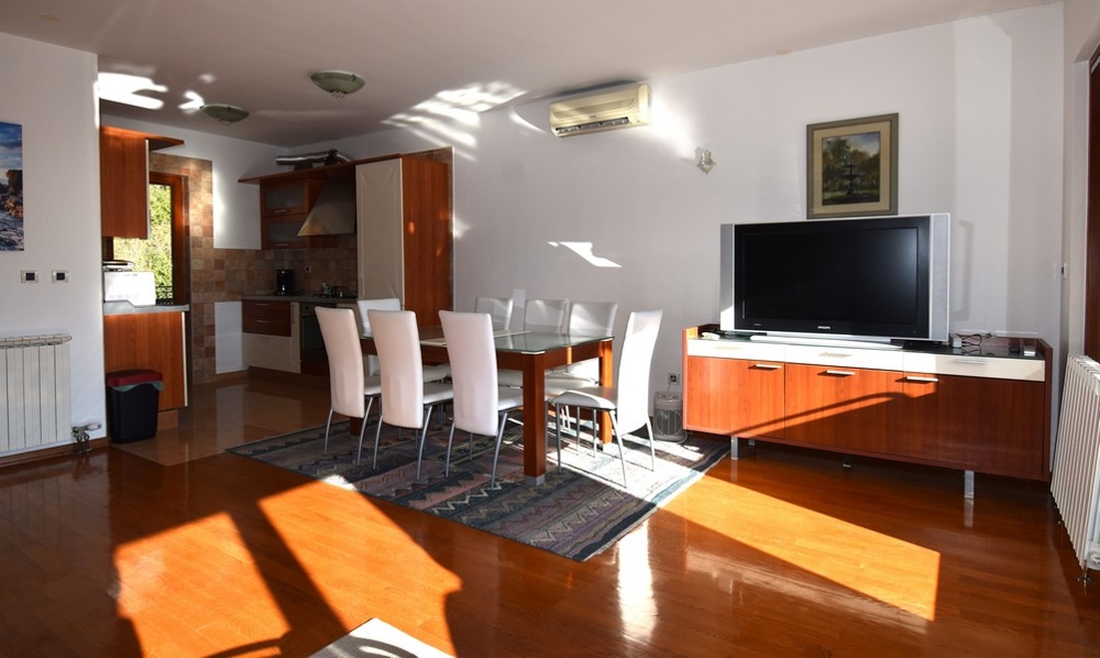 Moderne Wohnzimmer mit offener Küche in Duplex-Wohnung, Immobilien Opatija, Kroatien, A3157.