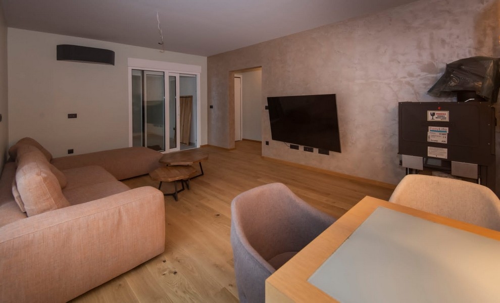 Gemütliches Wohnzimmer in einer modernen Wohnung in Split, Kroatien, mit eleganten Möbeln und einer warmen Atmosphäre.