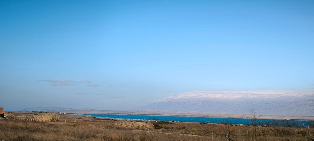 Blick auf das Meer von Privlaka, in der Nähe der von Panorama Scouting Immobilienmakler angebotenen Wohnungen.