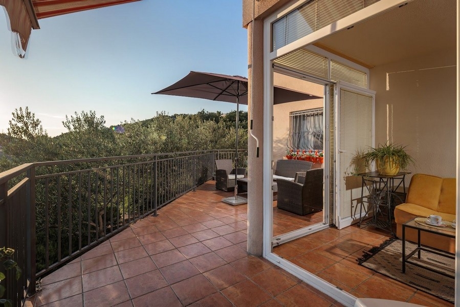 Geräumige Terrasse einer Wohnung in Kroatien mit Blick ins Grüne und auf das Meer.