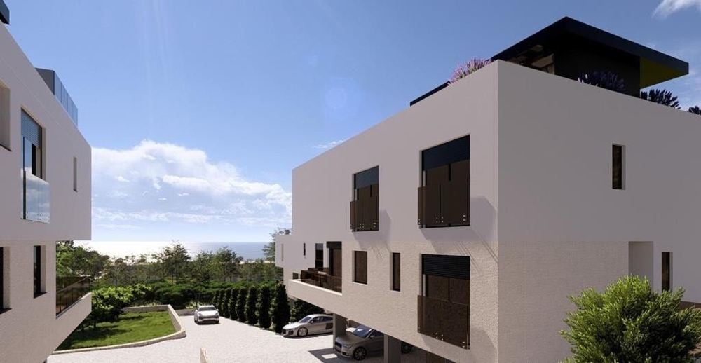 Bild (immobilien-kroatien-A3174-2-w600.jpg): Ansicht einer minimalistischen weißen Villa mit Meerblick, eingebettet in die natürliche Landschaft Kroatiens – Exklusives Wohnen in Kroatien.