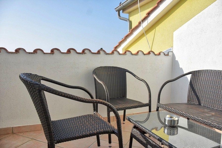 Gemütliche Terrasse eines Penthouses in Istrien mit Blick auf das Meer