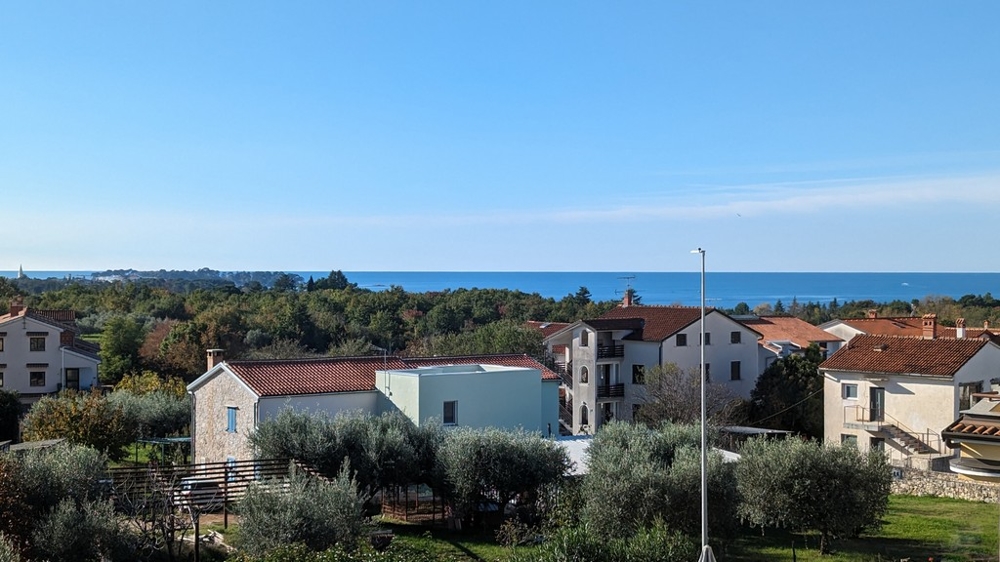 Blick auf die idyllische Landschaft von Istrien mit Meer im Hintergrund, von einer Luxuswohnung aus gesehen