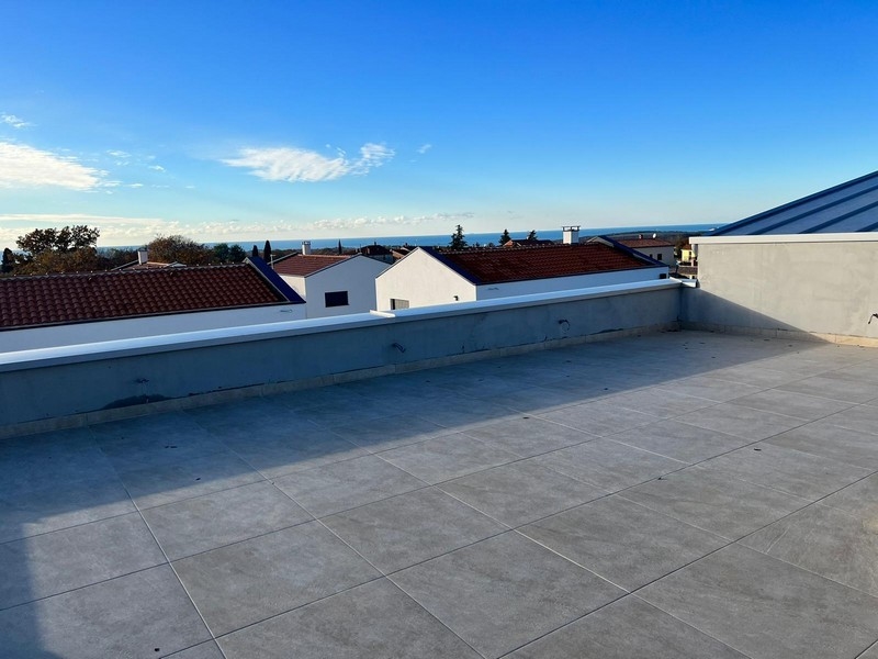 Dachterrasse eines Appartements in Porec mit Blick auf das Meer und die Umgebung, Immobilien Porec