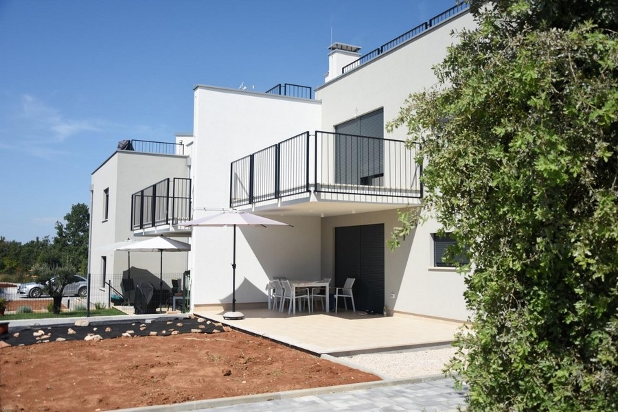 Moderne weiße Wohnanlage in Porec mit Terrassen und Grünflächen, angebotene Immobilien in Istrien