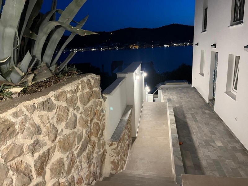 Wohnung kaufen Kroatien: Strandnahes Wohnen in Tisno mit klarem Himmel