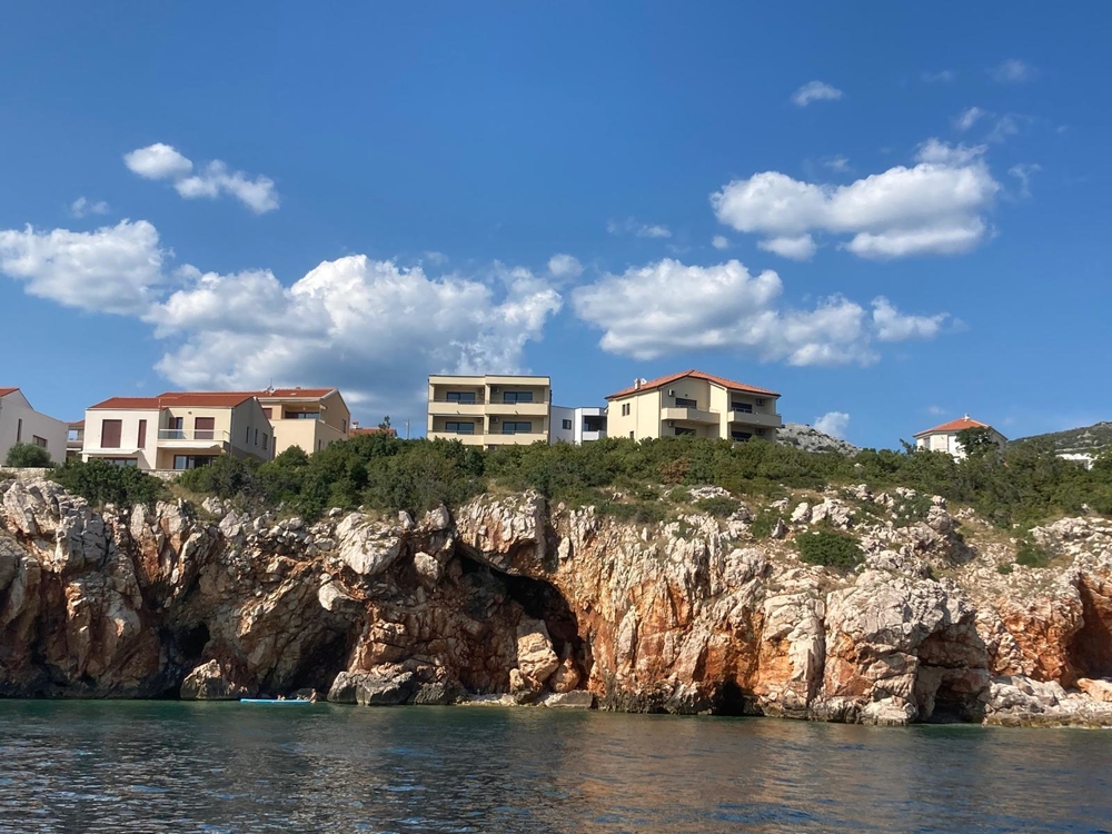 Küstenlinienansicht der Immobilie am Meer in Kroatien