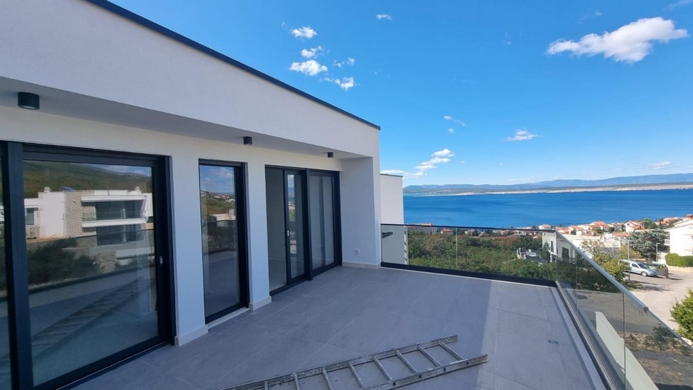 Terrasse einer modernen Wohnung in Kroatien mit Blick auf das Meer und klarem Himmel.