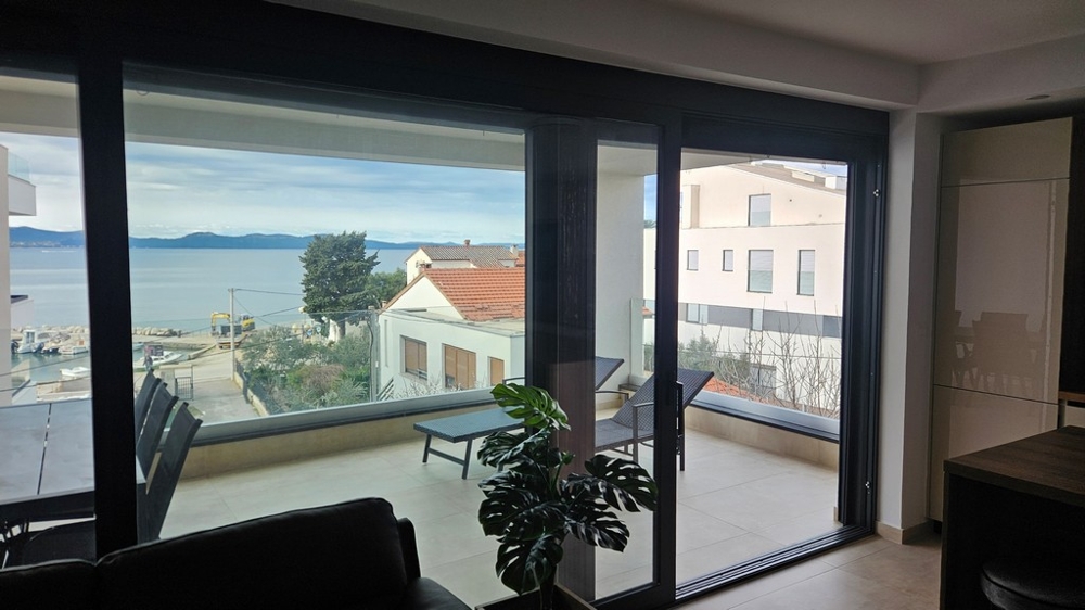 Überdachte Terrasse mit Essplatz und Meerblick in einem zum Verkauf stehenden Penthouse in Zadar, Kroatien