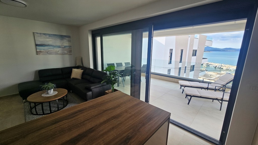 Moderne Küche mit Barhockern in einem Penthouse zum Verkauf in Zadar, Kroatien, mit Blick nach draußen