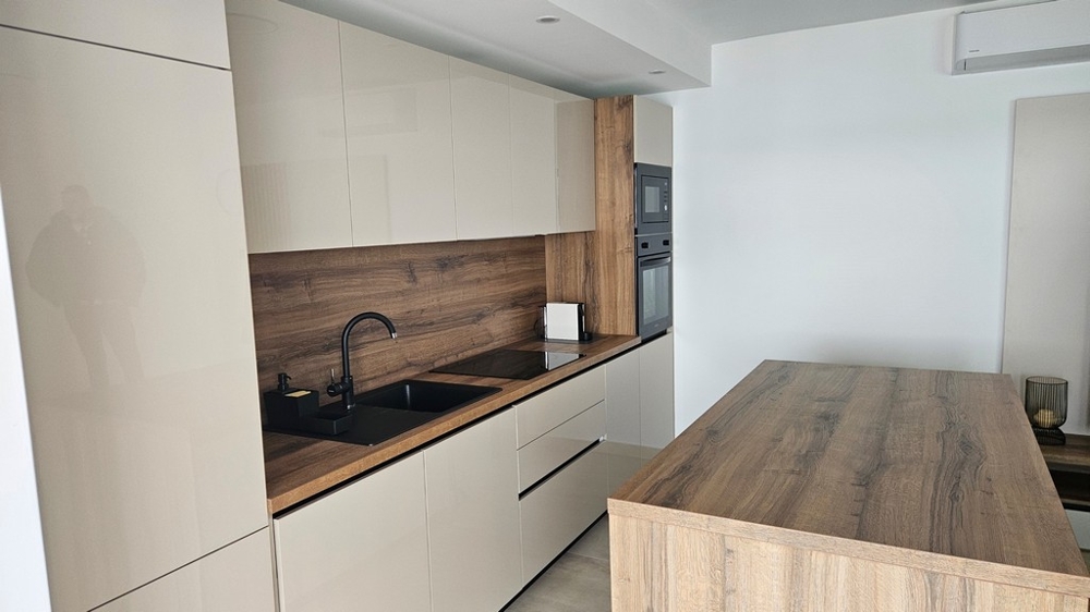 Offene Küche und Essbereich mit Meerblick in einem Penthouse in Zadar, Kroatien, zum Verkauf