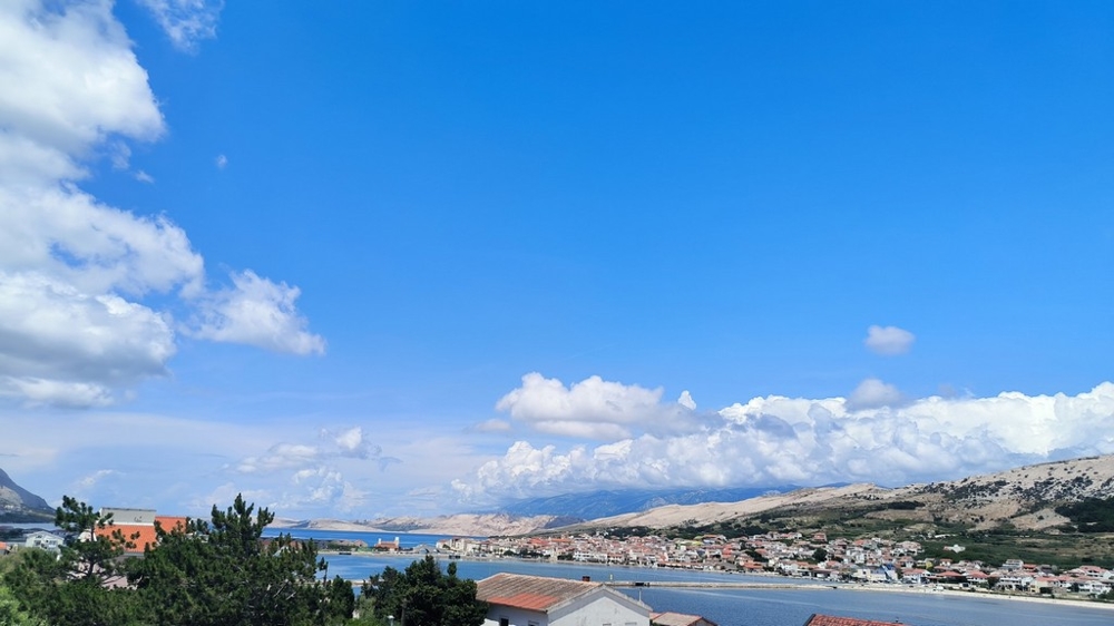 Moderne Obergeschosswohnung mit großer Terrasse zum Verkauf in Pag, Kroatien