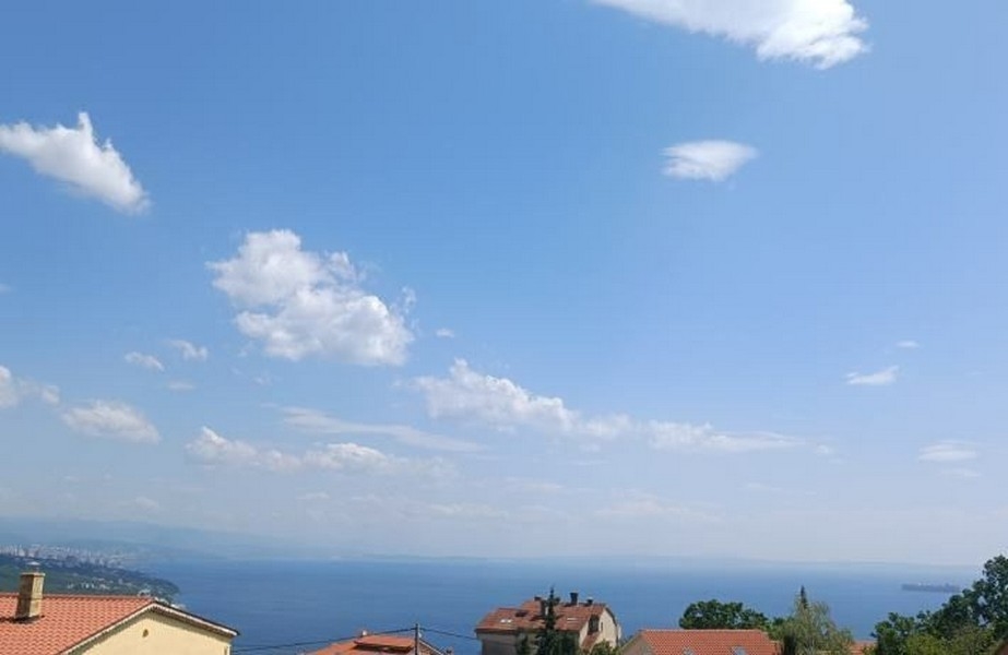 Ausblick vom Apartment in Pobri mit Meerblick und Dächern im Vordergrund, zum Verkauf bei Opatija, Kroatien