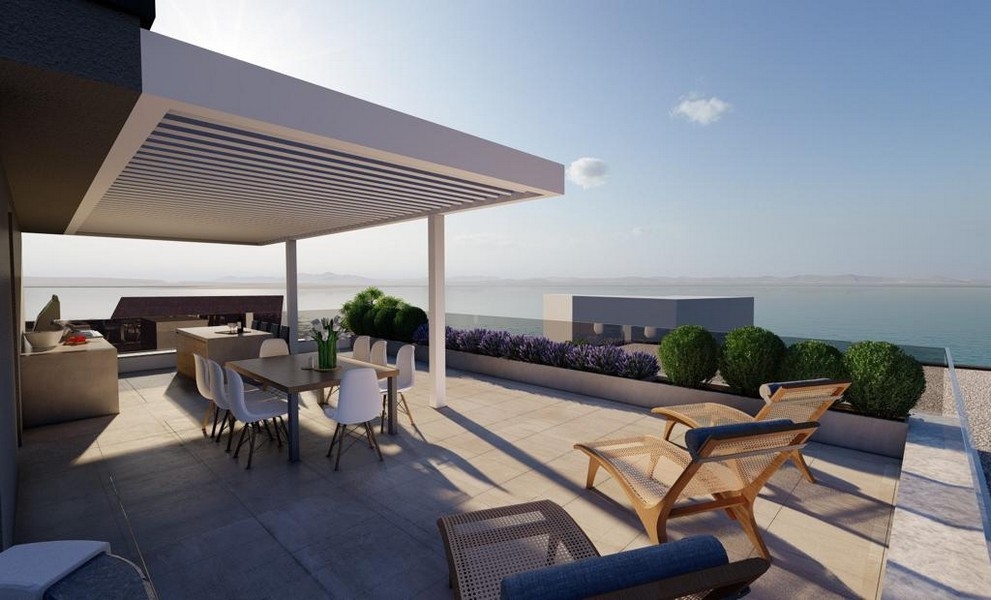 Exklusive Penthouse-Terrasse mit Meerblick und Sitzgelegenheiten zum Verkauf in Privlaka, Kroatien