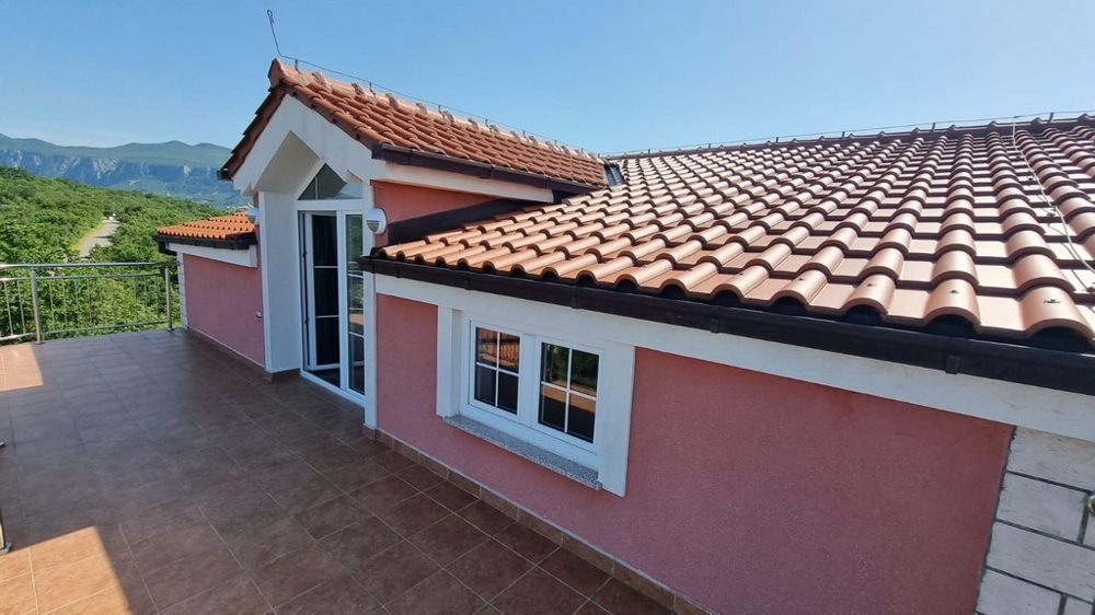 Detailansicht der Außenterrasse und des Daches eines zum Verkauf stehenden Appartements in Crikvenica, Kroatien, unter blauem Himmel