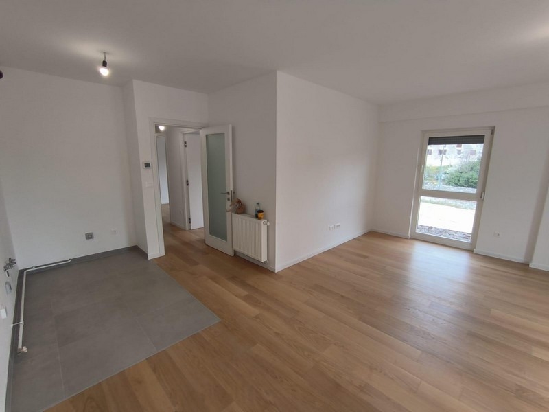 Leeres Wohnzimmer in Rijeka, Kroatien, zum Verkauf stehendes Apartment mit Holzboden