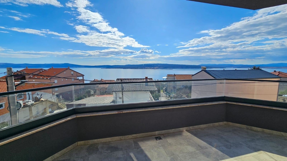 Balkonansicht eines zum Verkauf stehenden Apartments in Crikvenica, Kvarner Bucht, Kroatien mit Meerblick und blauem Himmel