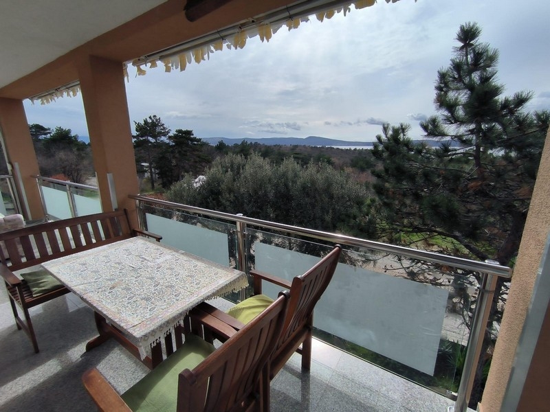 Geräumige, überdachte Terrasse eines Apartments in Kroatien mit Essbereich und Meerblick.