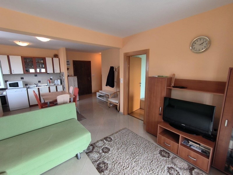 Wohnzimmer eines zum Verkauf stehenden Apartments in Kroatien, offen gestaltet mit Küche und Essbereich.