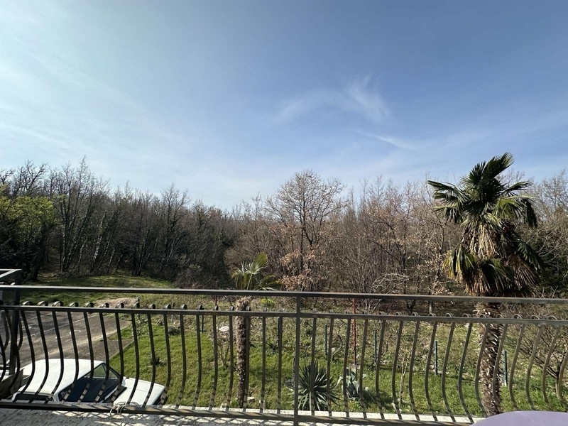 Balkon mit Metallgeländer und Blick auf bewaldetes Gebiet, Wohnung in Tisno, Kroatien zum Verkauf