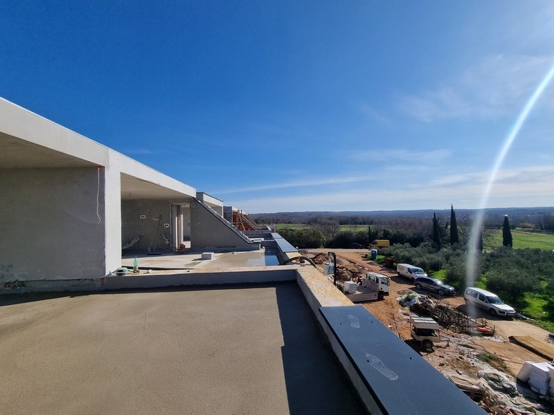 Aussicht von einer Balkonbaustelle, Immobilien Kroatien, mit Blick auf eine grüne Landschaft unter klarem Himmel