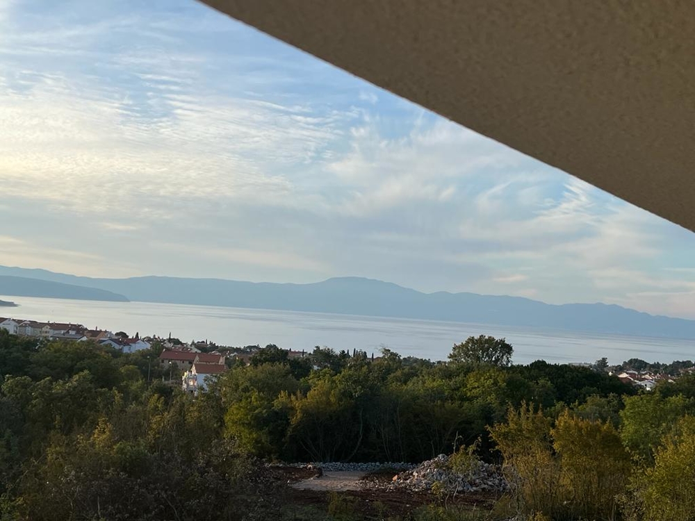 Blick auf das ruhige Meer und die Küstenlandschaft von Malinska, Immobilien Kroatien mit natürlicher Vegetation im Vordergrund