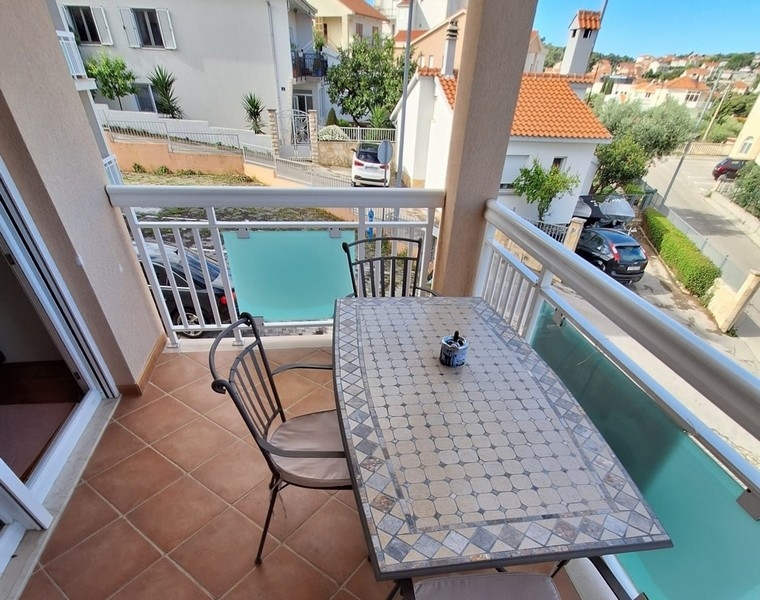 Geräumiger Balkon mit Straßenblick in einem kroatischen Immobilienangebot.