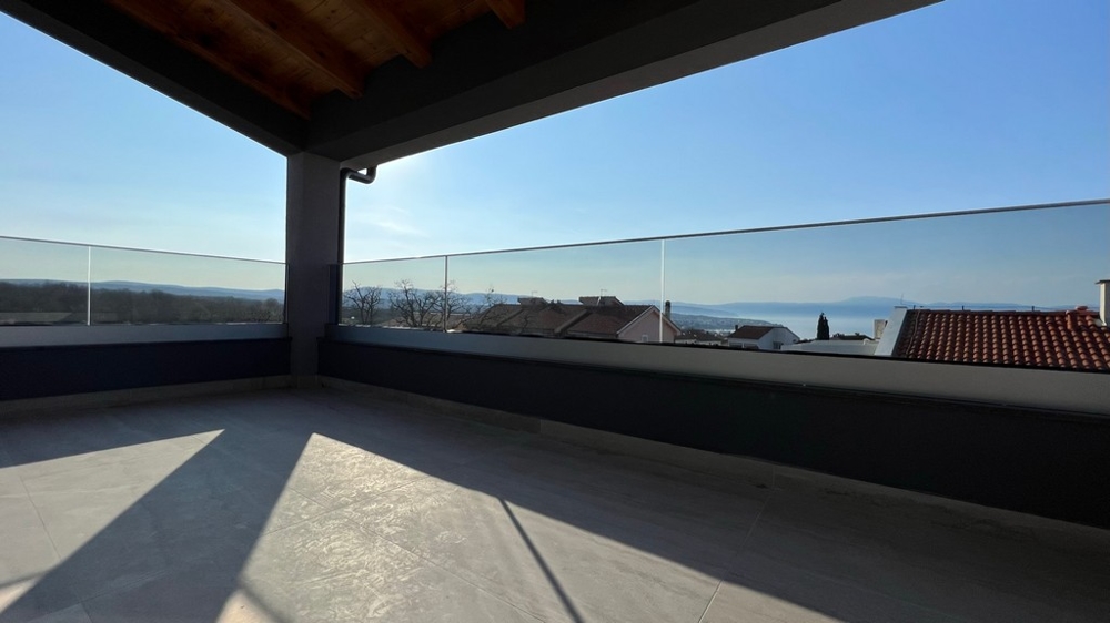 Beeindruckender Meerblick von einer geräumigen Terrasse, ein Highlight für Immobilien Kroatien Interessenten.