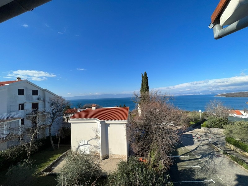 Blick von einem Balkon der Immobilie Insel Krk auf das ruhige Meer und die Küste von Njivice.