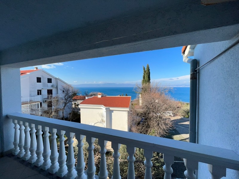 Schattiger Balkon mit Meerblick, ideal für Entspannung und Wertsteigerung der Immobilie Insel Krk.