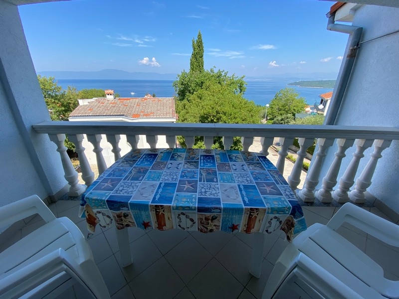 Gedeckter Tisch auf dem Balkon einer möblierten Immobilie Insel Krk mit Blick auf das adriatische Meer.