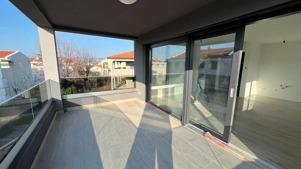 Geräumige Terrasse mit großen Glasfenstern, ein Highlight der modernen Immobilie Insel Krk.