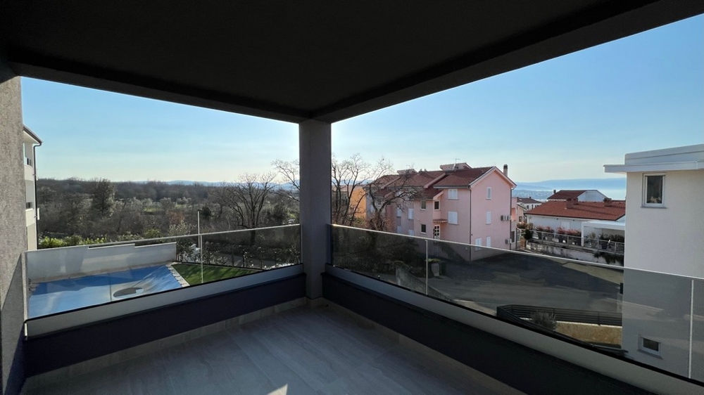 Loggia mit Glasbrüstung und Blick über die Nachbarhäuser