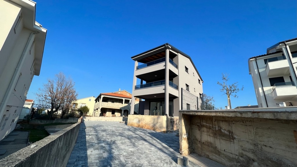 Gepflasterter Zugang zum Neubau, ein Merkmal der hochwertigen Immobilie Insel Krk.