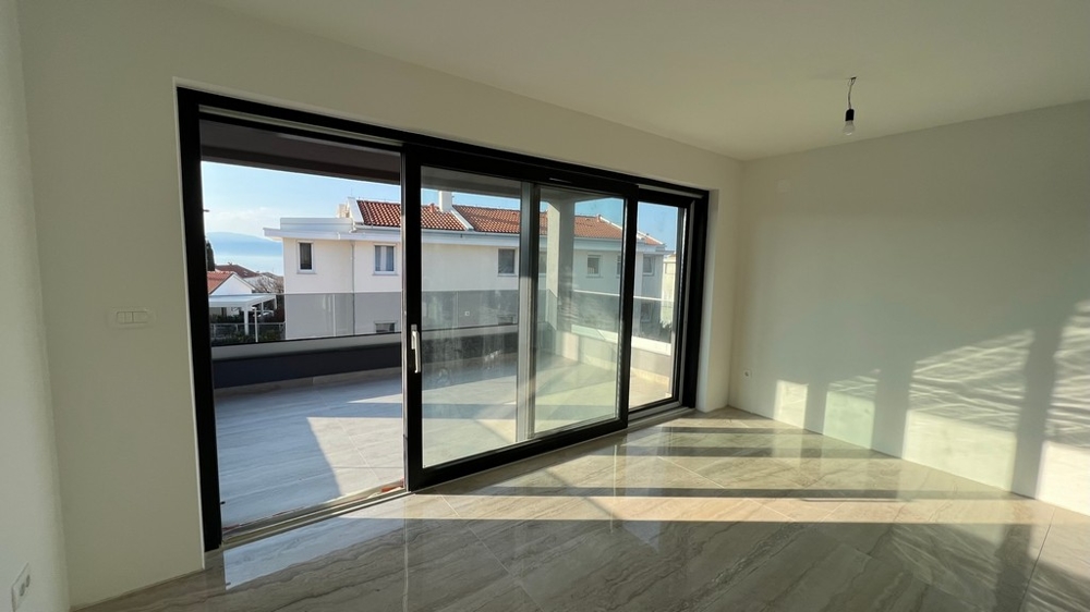 Wohnraum mit direktem Zugang zur Terrasse, betont das offene Raumgefühl der Immobilie Insel Krk.