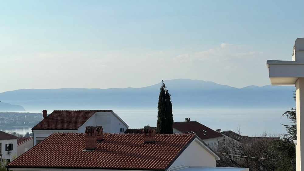Panoramablick auf die Küste, unterstreicht die privilegierte Lage der Immobilie Insel Krk.