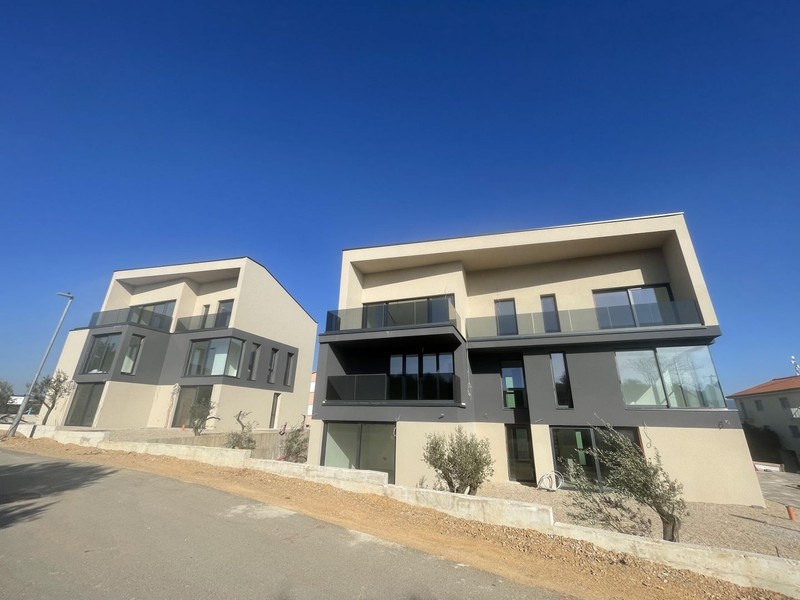Neubau mit zwei Wohnhäusern an der Straße