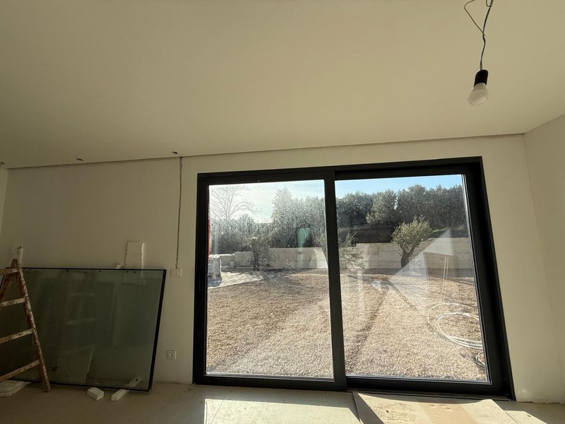 Wohnraum im Ausbau mit Terrassentür
