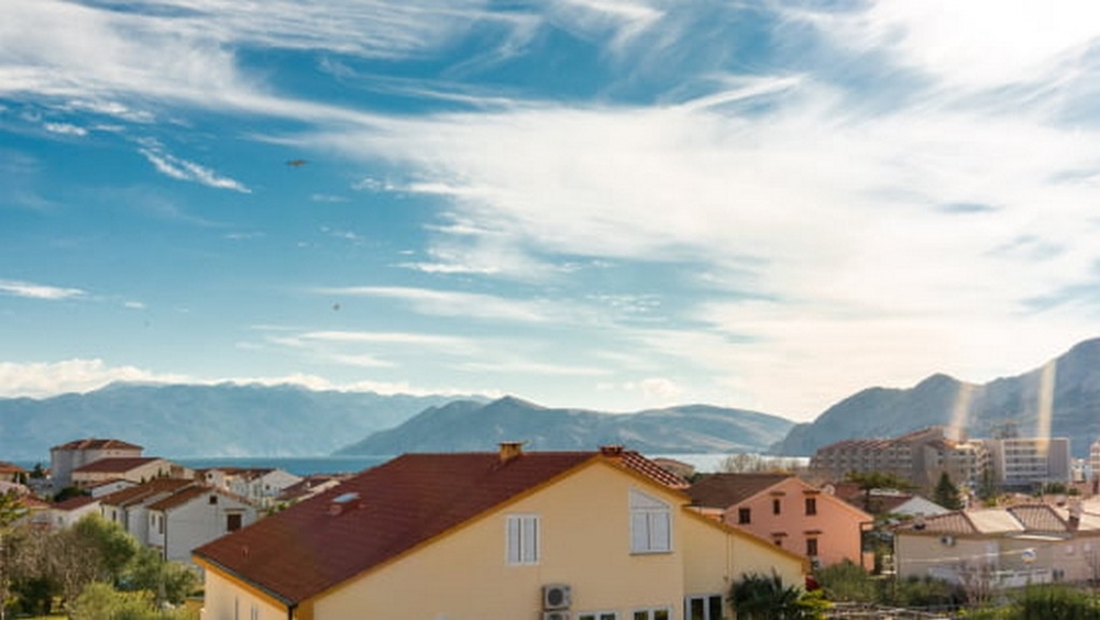 Immobilien Kroatien, Baška, Insel Krk Appartement kaufen, Aussicht mit Himmel und Bergen