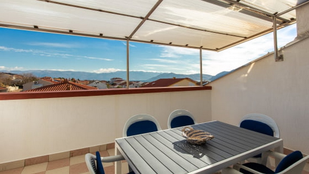 Immobilien Kroatien, Baška, Insel Krk Appartement kaufen, Terrassenblick auf umliegende Häuser