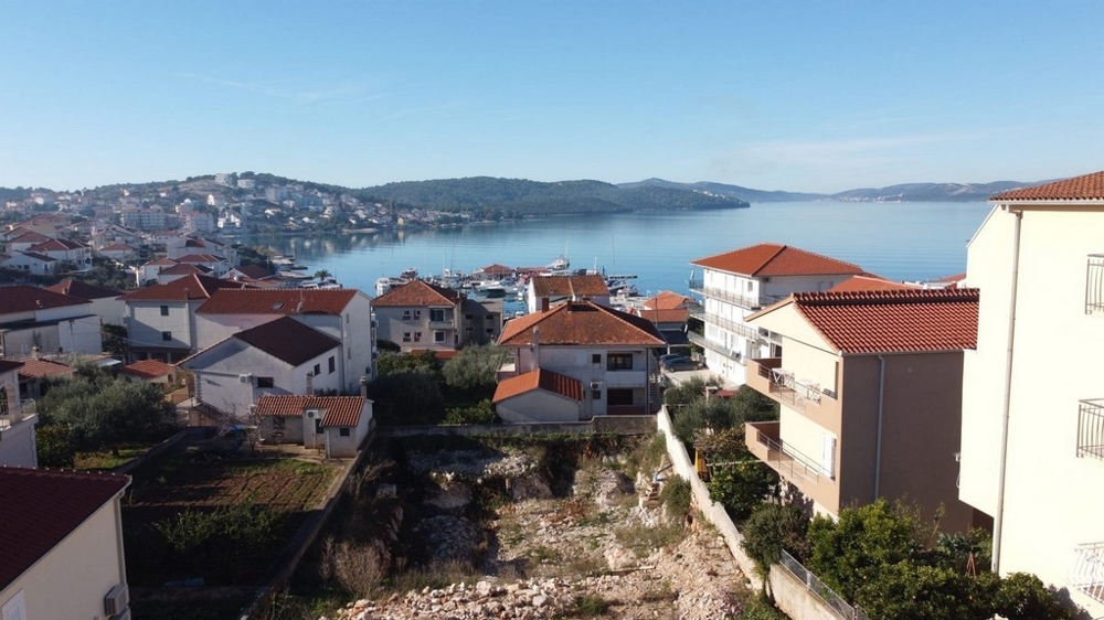 Neubau Appartement mit Meerblick in Okrug Gornji, Blick auf die malerische Küstenstadt und das türkisfarbene Meer