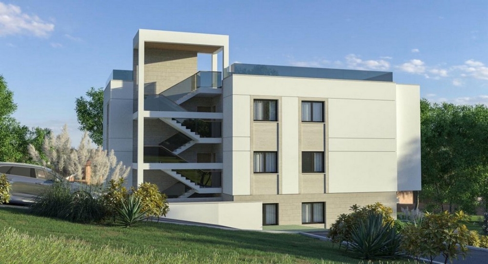 Rückansicht eines Neubau Appartements in Okrug Gornji mit Außentreppen und Parkplätzen, umgeben von Grünflächen