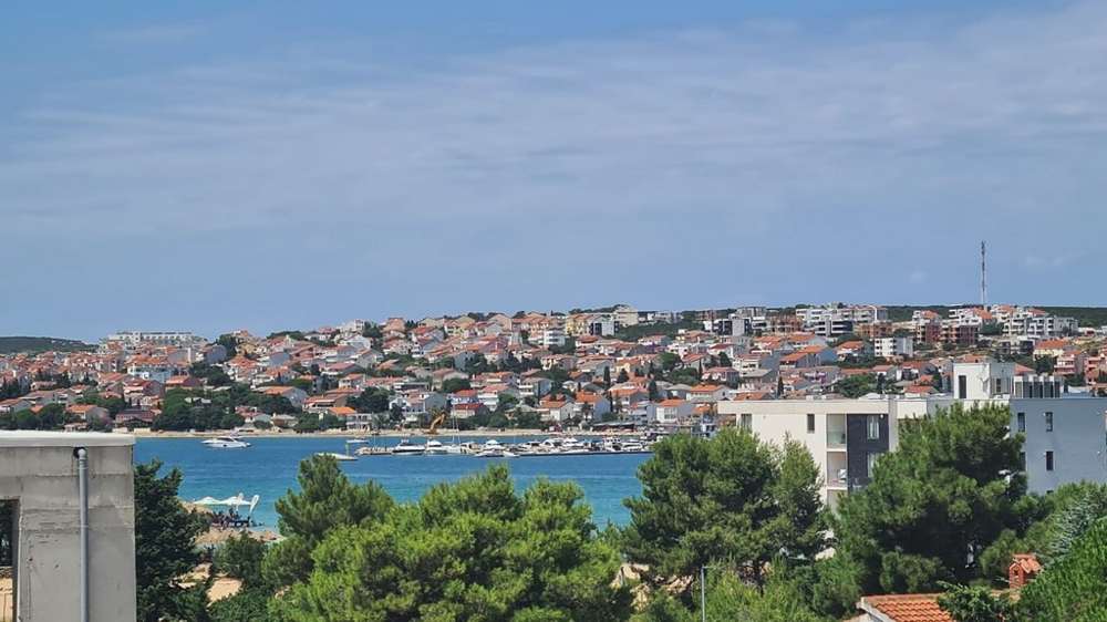 Panoramaansicht von Novalja, Insel Pag, mit Blick auf Appartements und die blaue Meeresküste, Immobilien Kroatien