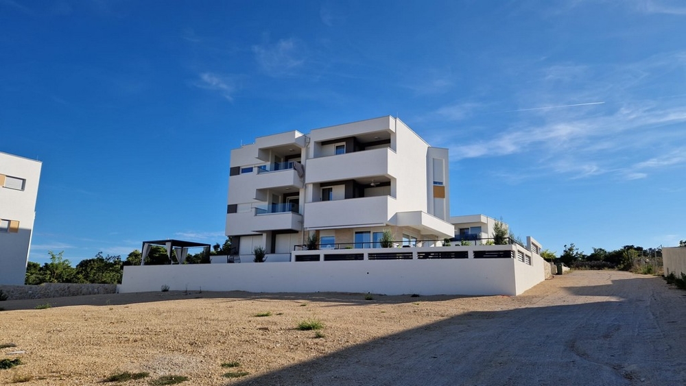 	Frontansicht eines modernen weißen Appartementgebäudes in Novalja, Insel Pag, Immobilien Kroatien