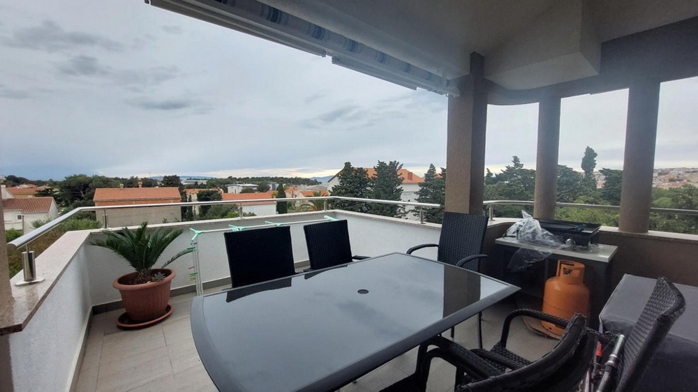 Immobilien Kroatien, Balkon des Appartements mit Arbeitsplatz und Meerblick in Novalja, Insel Pag