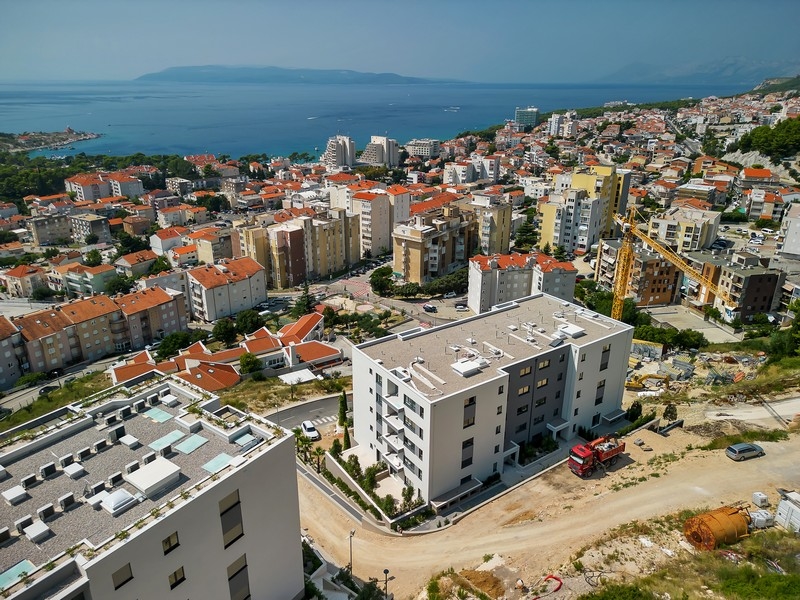 Immobilien in Kroatien, Makarska, Appartement mit Meerblick: Luftaufnahme von neuen Wohngebäuden mit Meerblick