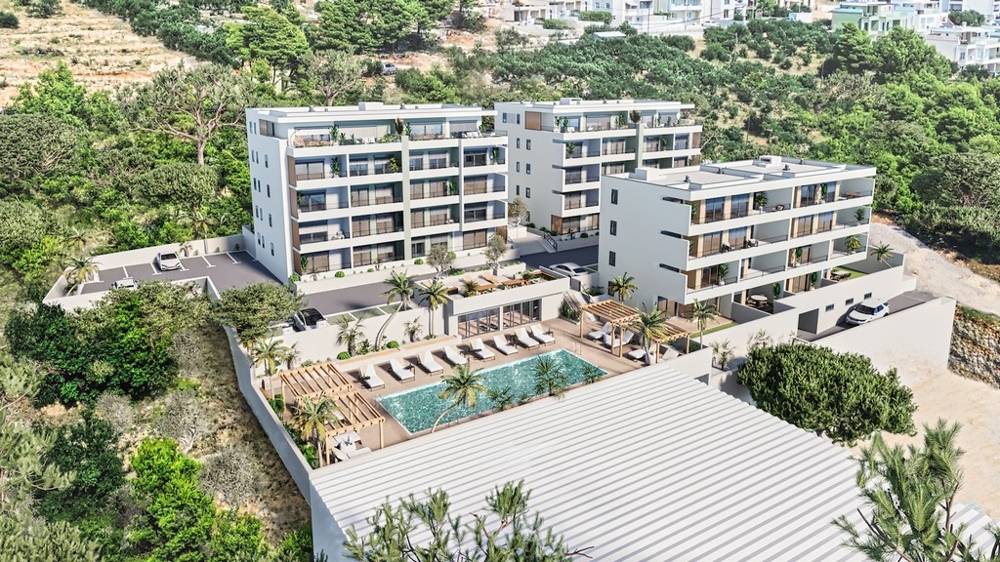 Immobilien in Kroatien, Makarska, Appartement mit Meerblick: Luftaufnahme eines modernen Wohnkomplexes mit Swimmingpool und umgeben von Bäumen