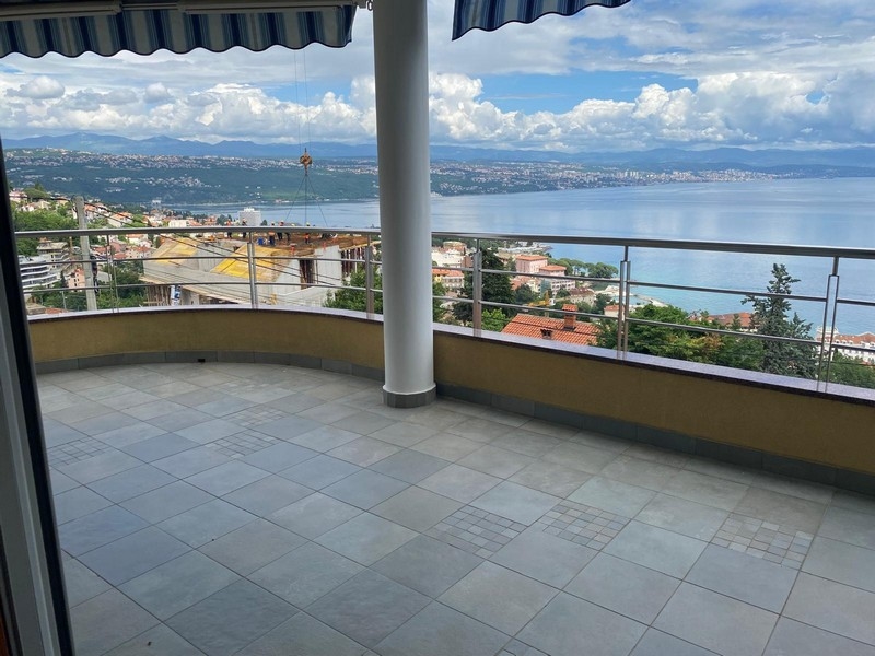 Terrasse mit schönem Meerblick der Immobilie A3303 in Kroatien.