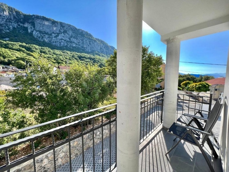 Immobilien Kroatien, Appartement mit Meerblick, Terrasse mit Bergblick